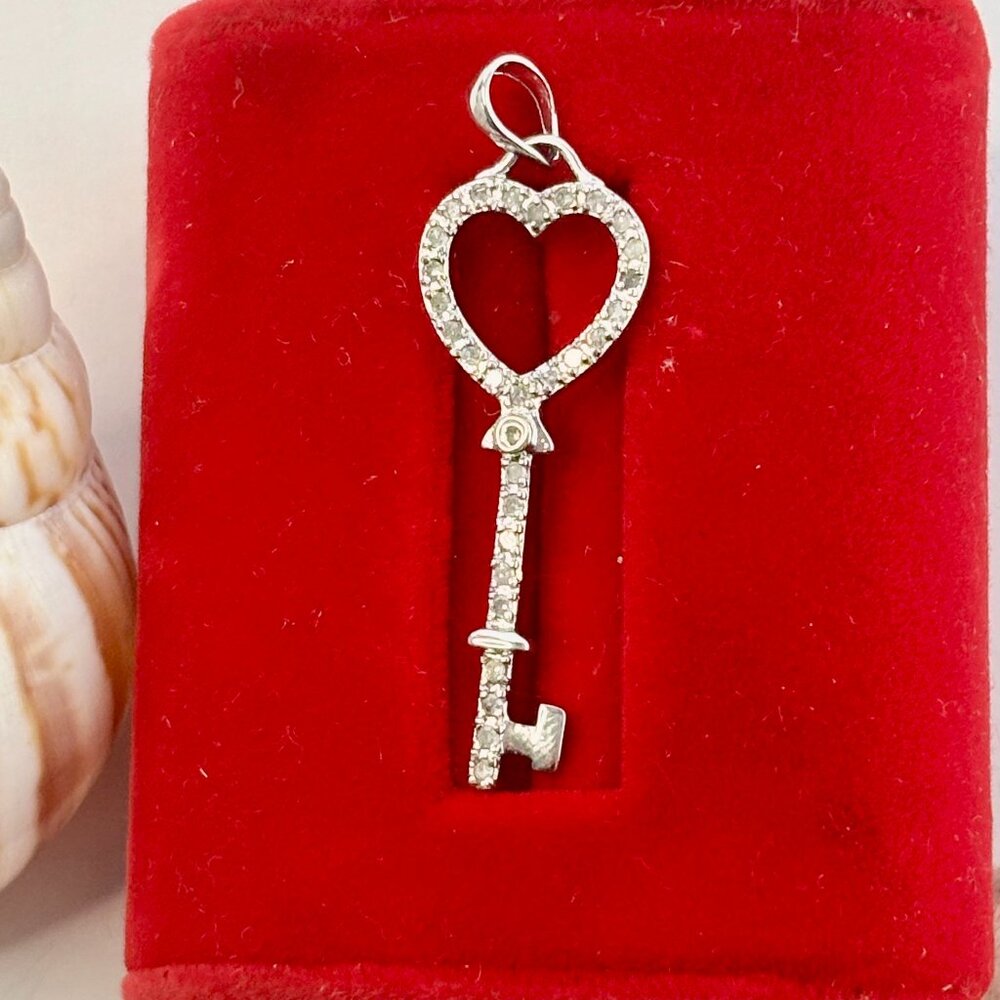 Sterling silver key pre-own with genuine round 0.25ct. TW Diamond.